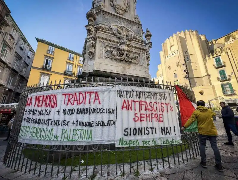 sit in pro palestina a napoli  