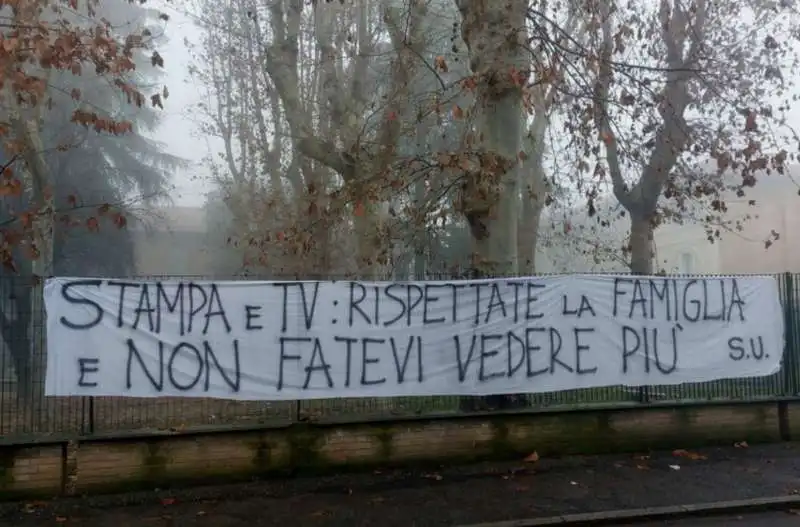 STAMPA E TV NON FATEVI VEDERE PIU - STRISCIONE A SANT ANGELO LODIGIANO