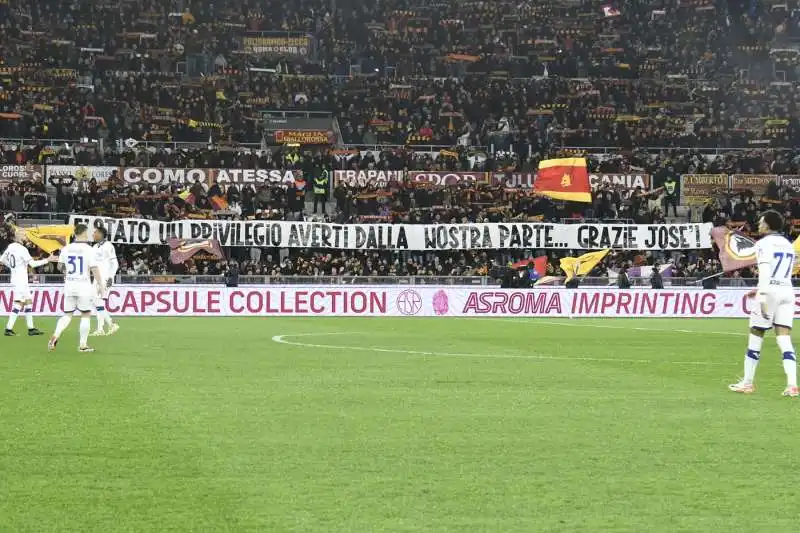 striscioni per mourinho   roma verona   1