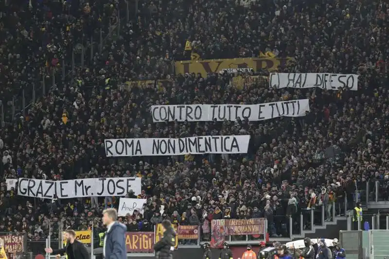 striscioni per mourinho   roma verona   2