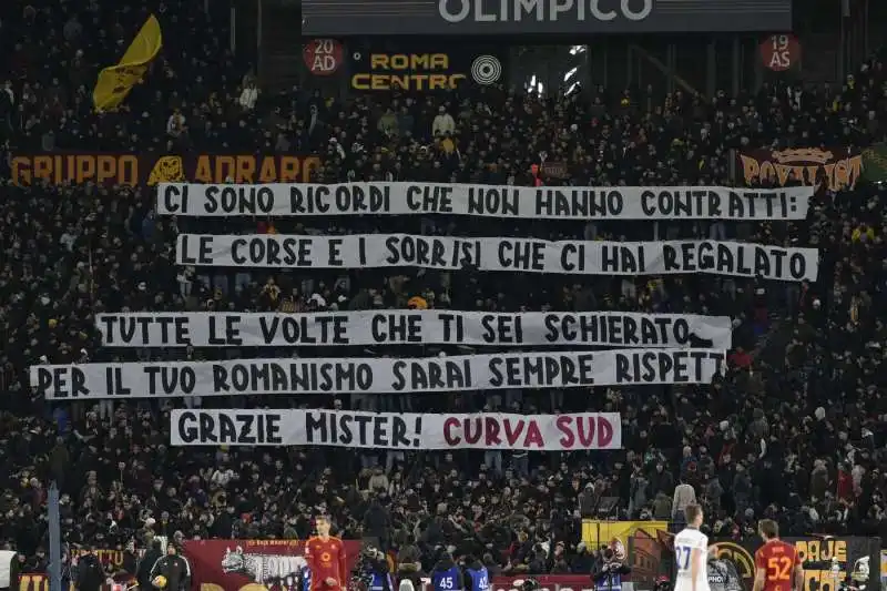 striscioni per mourinho   roma verona   3