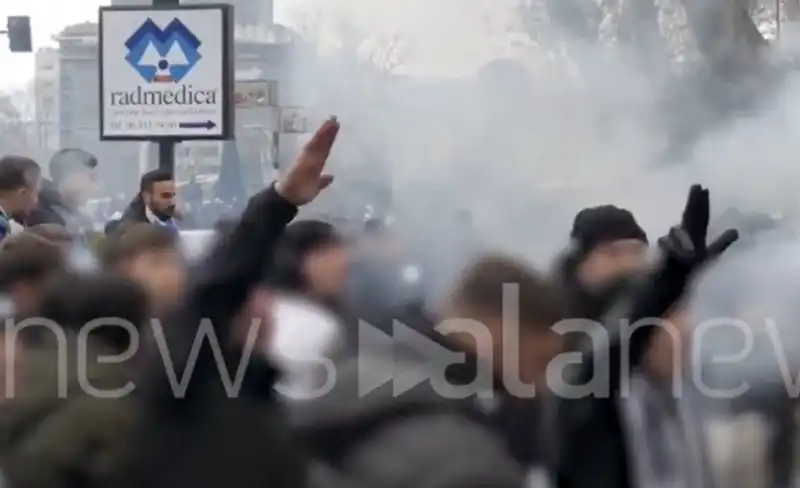 tifosi della lazio fanno il saluto romano   6