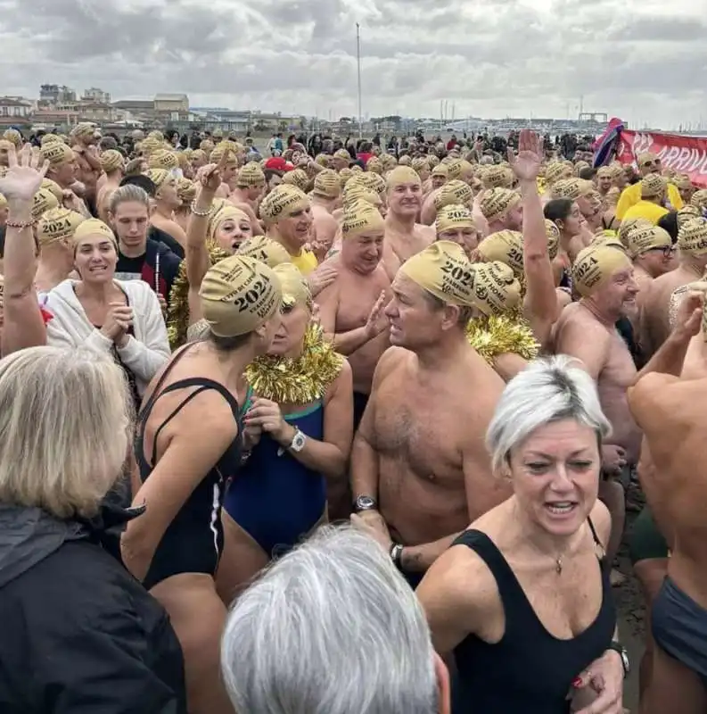 TUFFO DEL PRIMO DELL ANNO A VIAREGGIO - 1