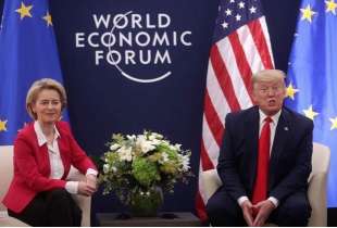 ursula von der leyen e donald trump a davos nel 2020