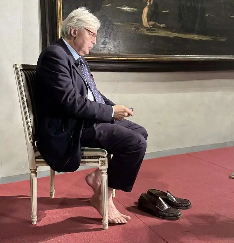 VITTORIO SGARBI SENZA SCARPE