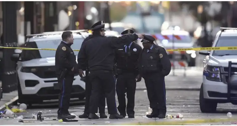 AUTO PIOMBA SULLA FOLLA A NEW ORLEANS