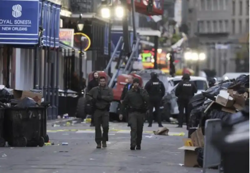 AUTO PIOMBA SULLA FOLLA A NEW ORLEANS