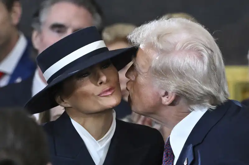 bacetto tra melania e donald trump   foto lapresse   