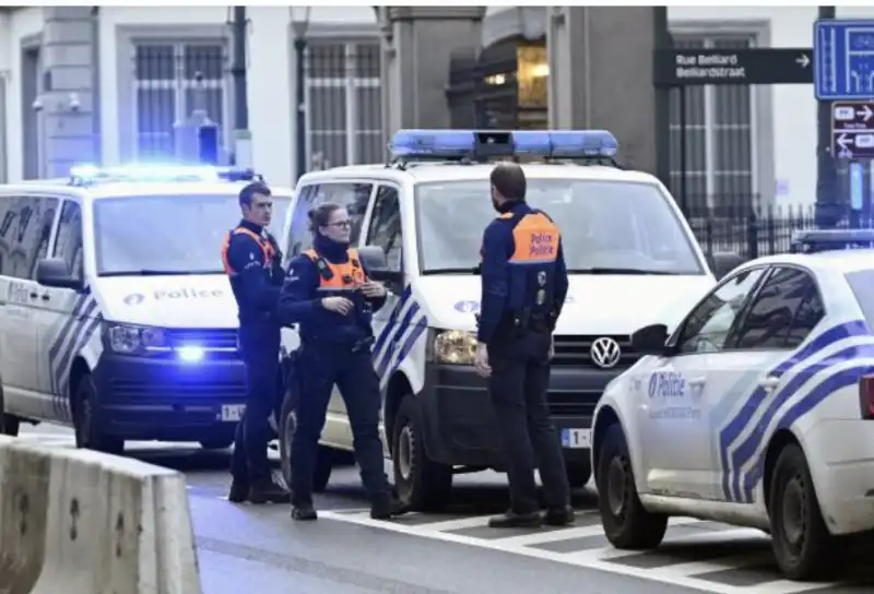 BRUXELLES - UN UOMO ARMATO DI COLTELLO CERCA DI ENTRARE NELLA RESIDENZA DEL PREMIER BELGA DE CROO