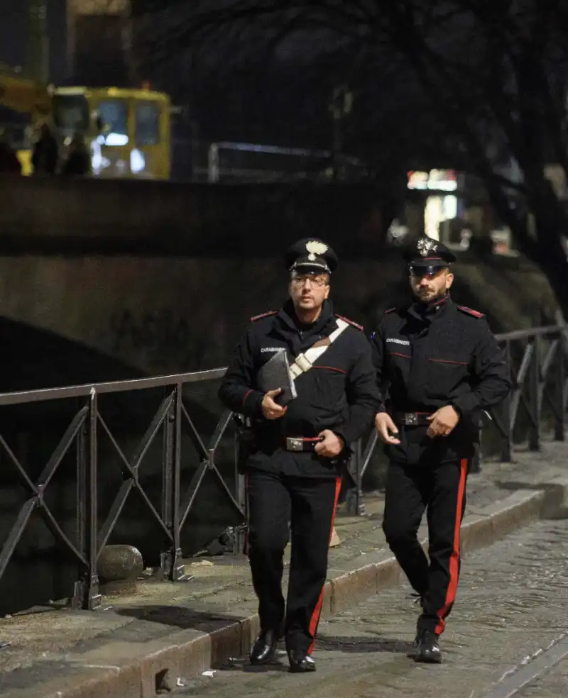 carabinieri fuori dal circolo magnolia - milano