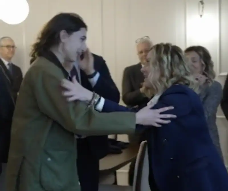 cecilia sala con giorgia meloni   a ciampino  1