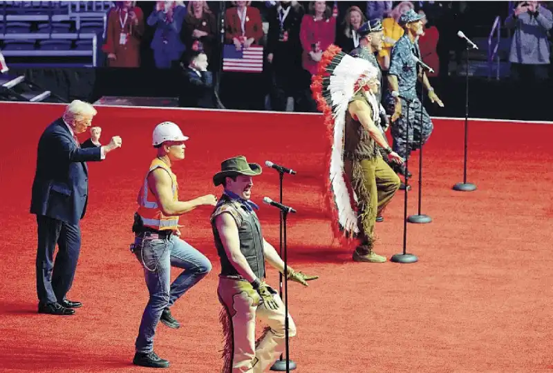 DONALD TRUMP BALLA CON I VILLAGE PEOPLE ALLA CAPITOL ONE ARENA DI WASHINGTON 