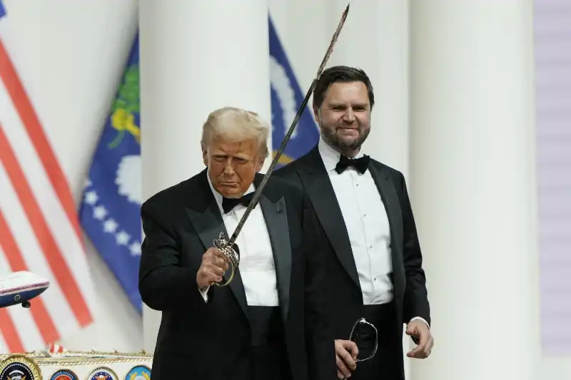 donald trump con la spada al ballo inaugurale del suo secondo mandato - foto lapresse

