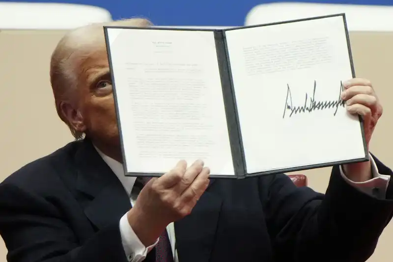 donald trump firma i primi ordini esecutivi alla capitol one arena di washington    foto lapresse   623