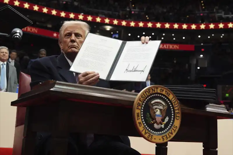 donald trump firma i primi ordini esecutivi alla capitol one arena di washington    foto lapresse   614