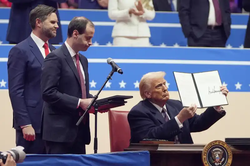 donald trump firma i primi ordini esecutivi alla capitol one arena di washington    foto lapresse   611