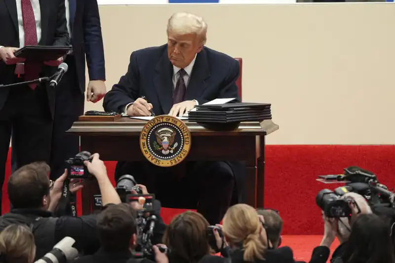 donald trump firma i primi ordini esecutivi alla capitol one arena di washington    foto lapresse   613