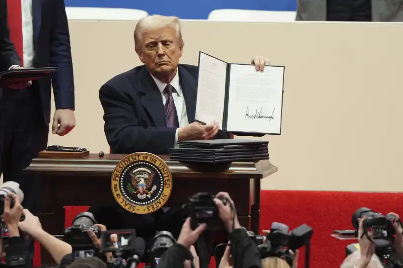 donald trump firma i primi ordini esecutivi alla capitol one arena di washington    foto lapresse   68