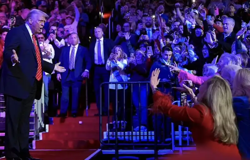 donald trump fotografato dai fan  