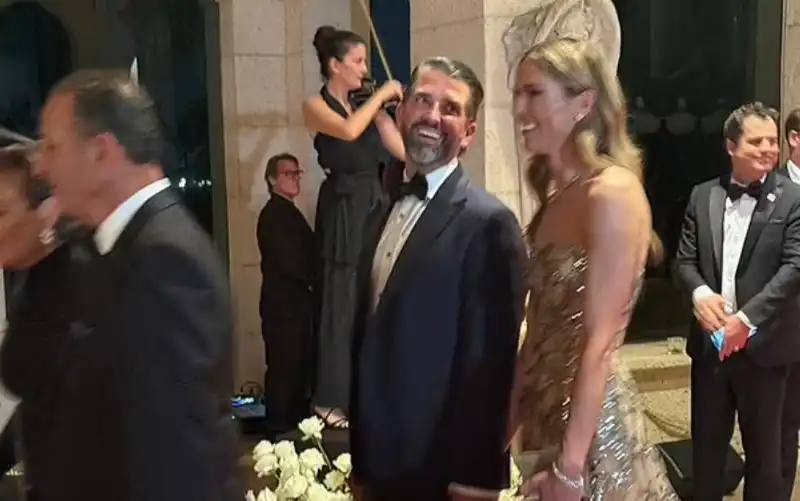 donald trump jr e la nuova fidanzata bettina anderson al capodanno a mar a lago