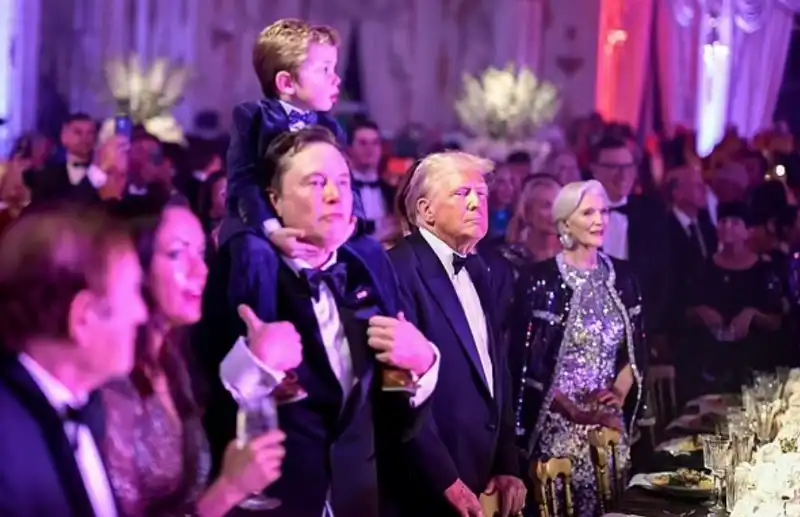 elon musk con il figlio e donald trump al capodanno a mar a lago