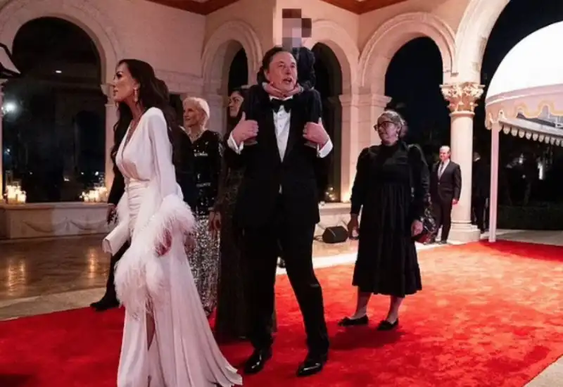 elon musk con il figlio  al capodanno a mar a lago