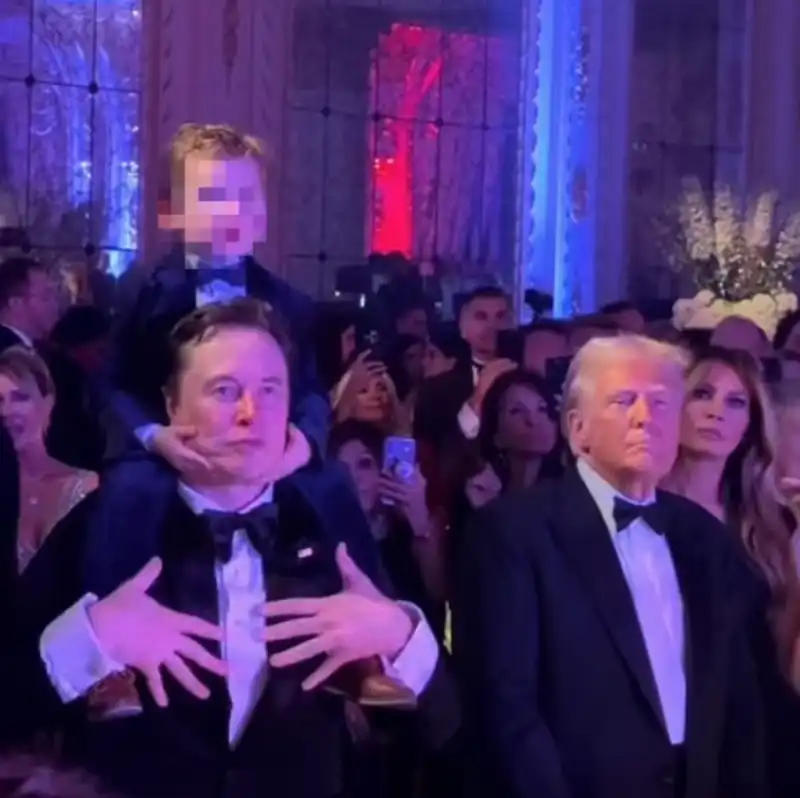 elon musk con il figlio e donald trump al capodanno a mar a lago