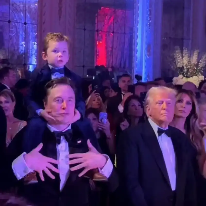 elon musk con il figlio e donald trump al capodanno a mar a lago copia