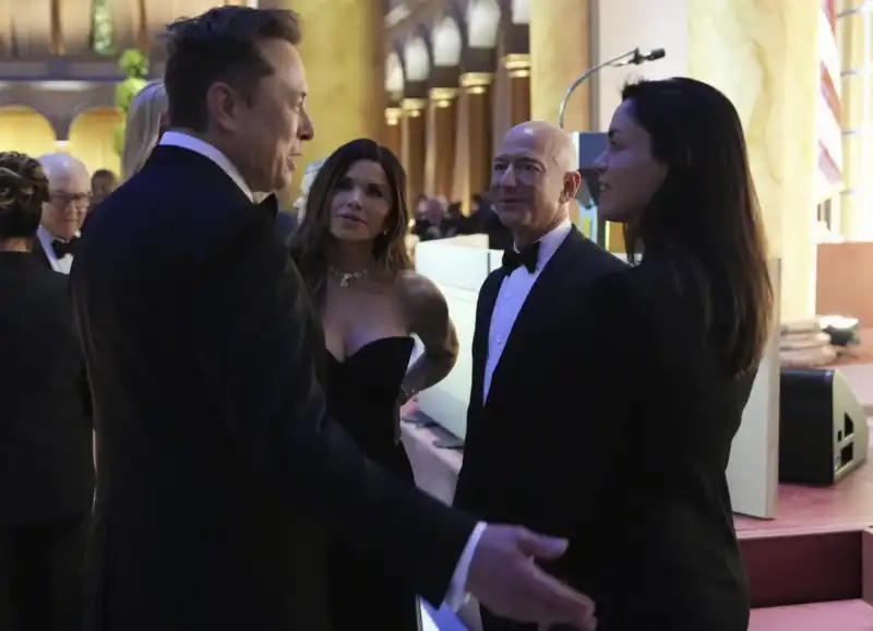 Elon musk e Jeff Bezos E Lauren Sanchez

