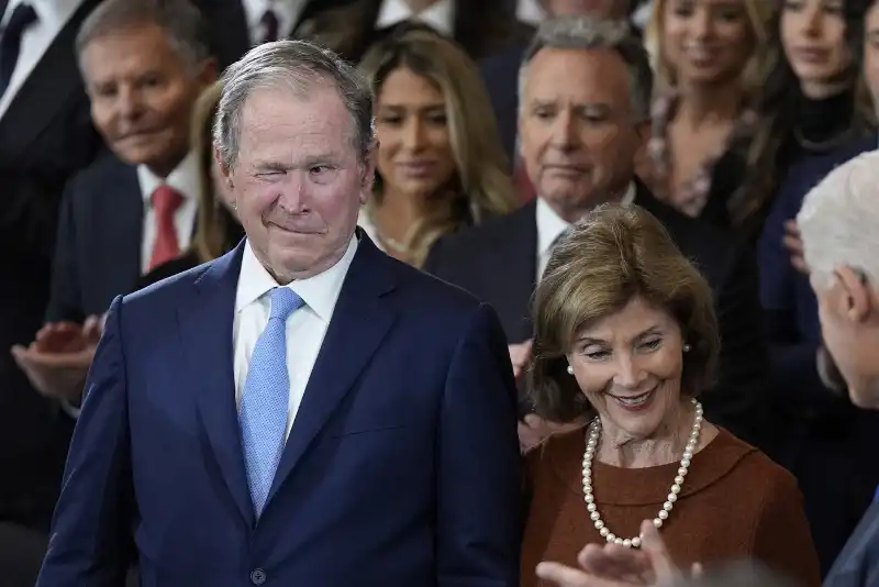 george w bush con la moglie laura    foto lapresse   