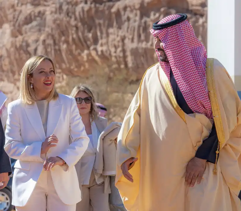 giorgia meloni con mohammed bin salman   al ula   arabia saudita   5