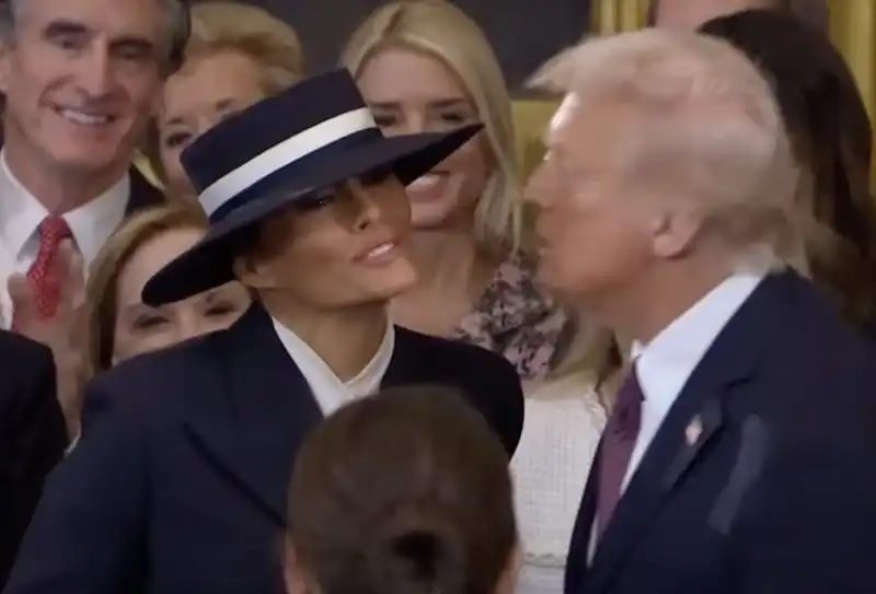 IL BACETTO TRA MELANIA E DONALD TRUMP ALL INAUGURATION DAY