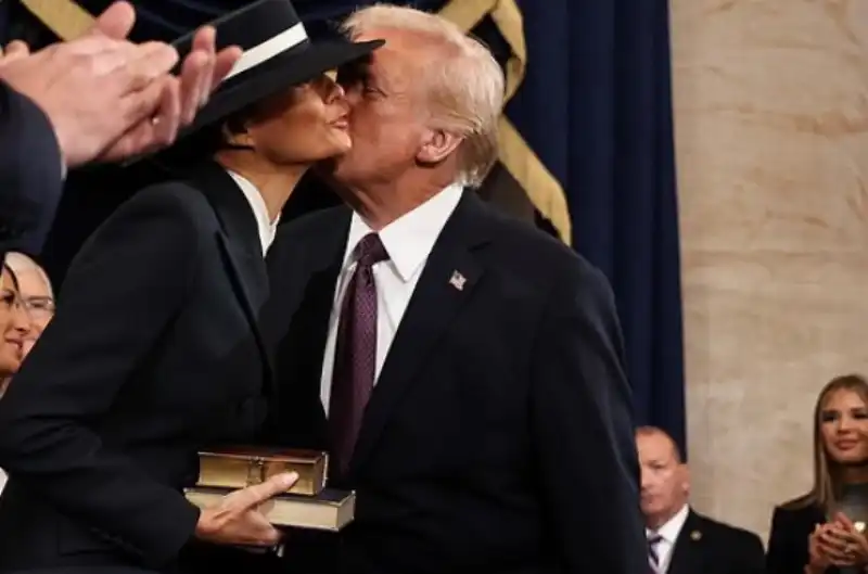 il finto bacio tra donald trump e melania