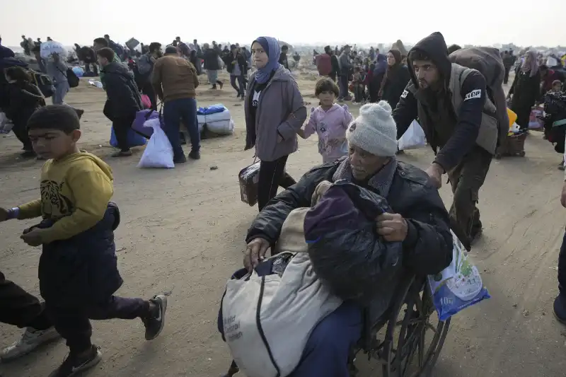 il ritorno a nord degli abitanti della striscia di gaza   foto lapresse   11