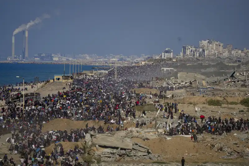 il ritorno a nord degli abitanti della striscia di gaza   foto lapresse   14