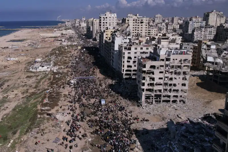 il ritorno a nord degli abitanti della striscia di gaza   foto lapresse   4