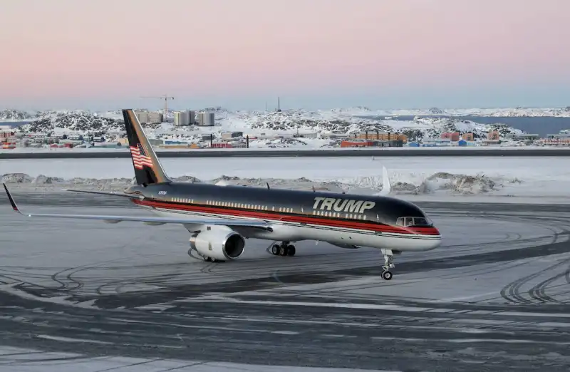 il trump force one atterra a nuuk in groenlandia 1 