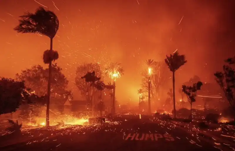 INCENDI A LOS ANGELES