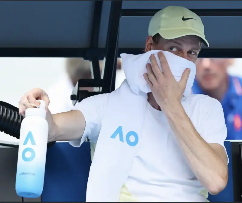 jannik sinner si sente male australian open