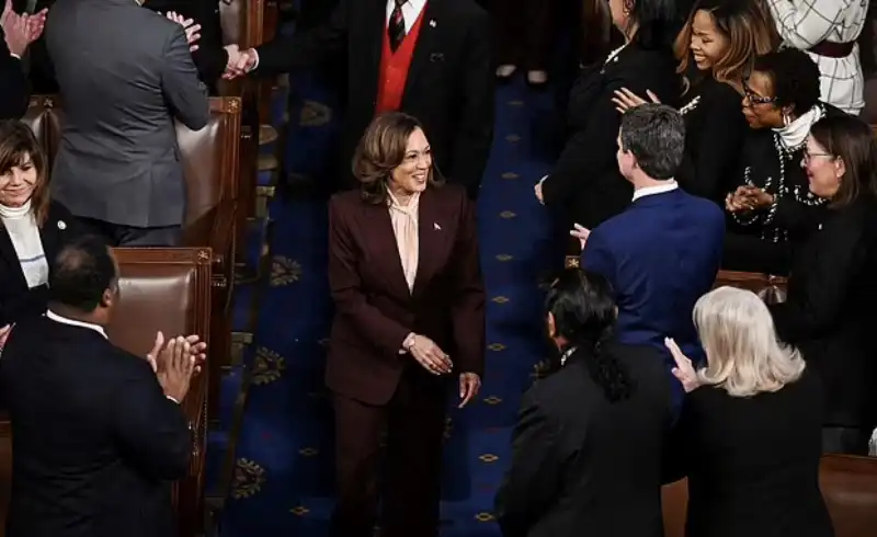 kamala harris arriva a capitol hill per certificare la vittoria di trump  2