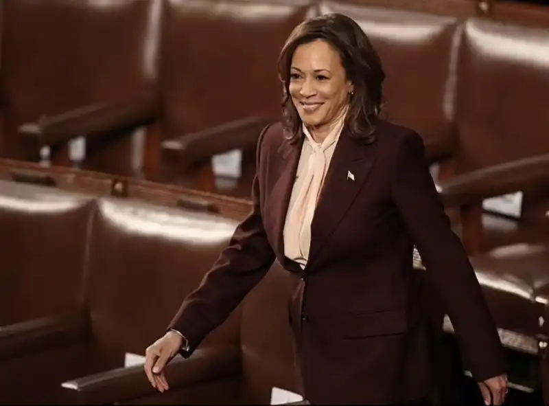 kamala harris arriva a capitol hill per certificare la vittoria di trump  3