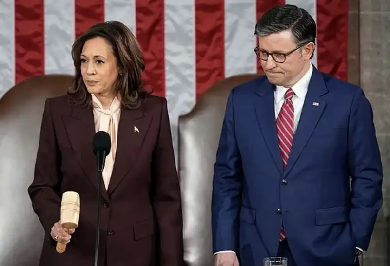 kamala harris e mike johnson  certificano la vittoria di trump 