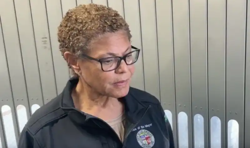 karen bass rifiuta di chiedere scusa ai cittadini di los angeles 1