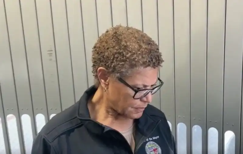 karen bass rifiuta di chiedere scusa ai cittadini di los angeles 2