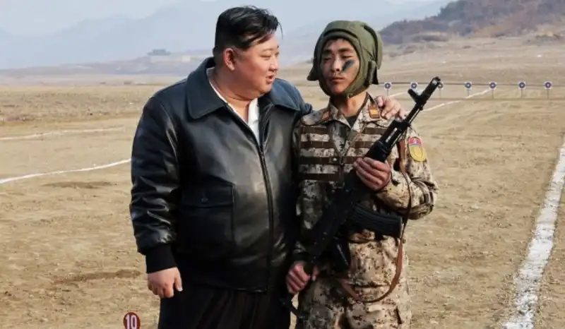 KIM JONG UN CON UN SOLDATO NORD COREANO 