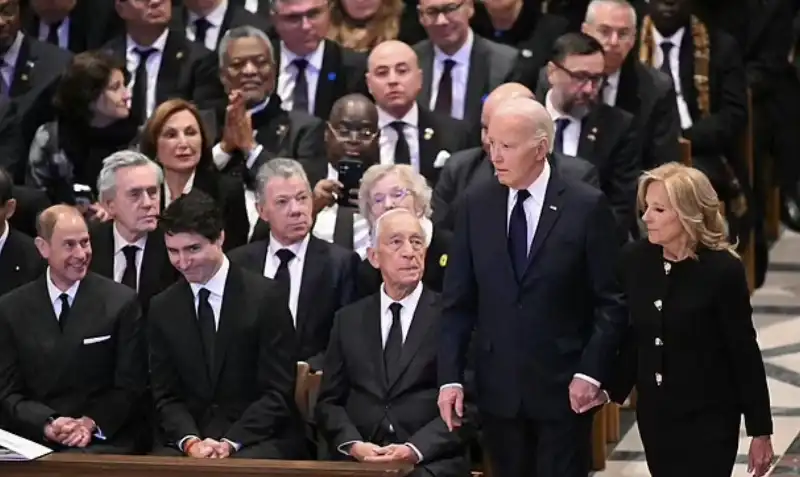 l arrivo di joe e jill biden ai funerali di jimmy carter