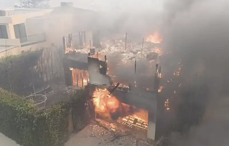 la casa di adam brody e leighton meester distrutta dagli incendi a los angeles 1