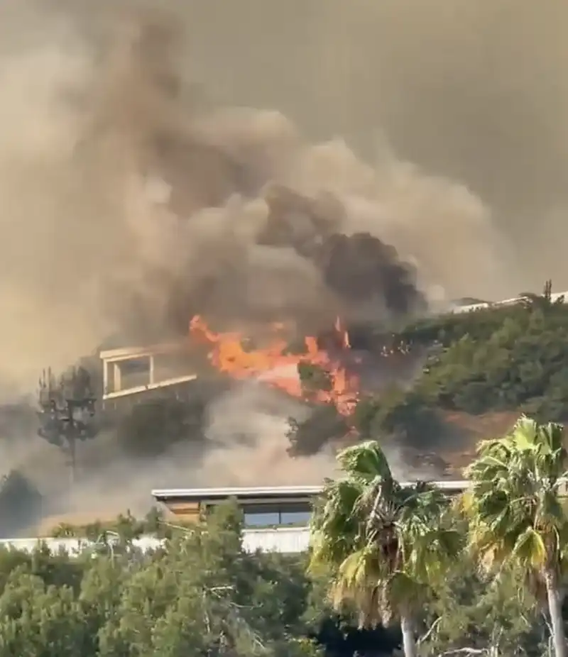 la casa di james woods  distrutta dagli incendi a los angeles 1