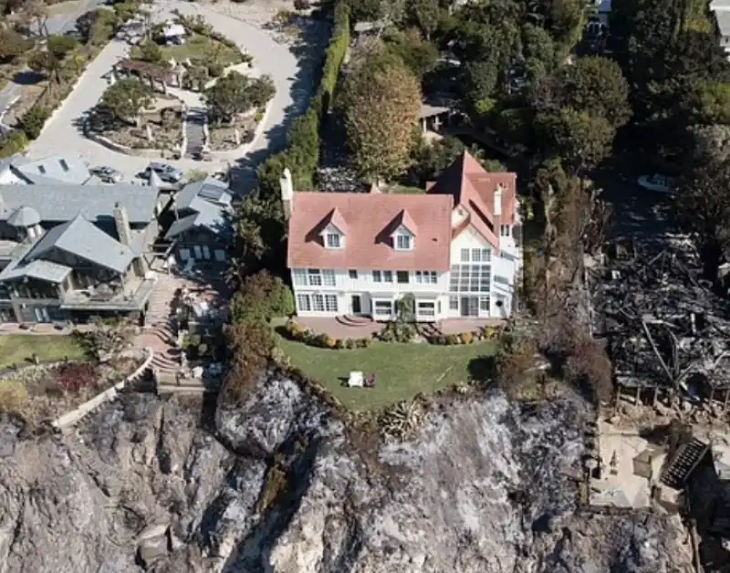 la casa di janthony hopkins distrutta dagli incendi a los angeles 1