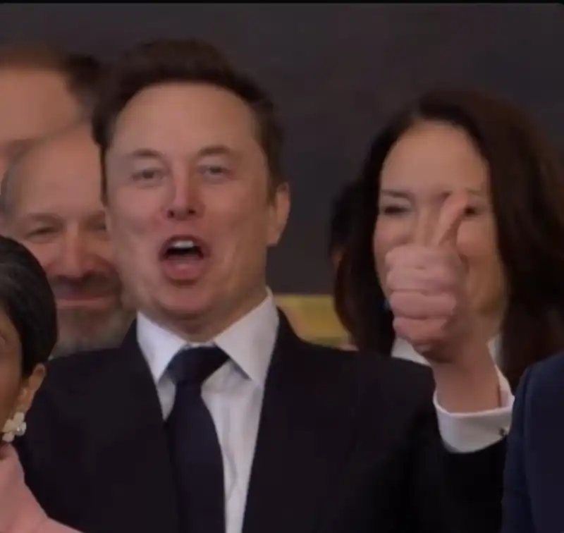 la reazione di elon musk quando donald trump annuncia che vuole mandare gli astronauti su marte 5